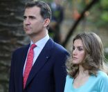 Felipe et Letizia d\'Espagne reçus au palais de Palhava, à Lisbonne, par l\'ambassadeur d\'Espagne au Portugal José Alvarez Junco, le 30 mai 2012.
