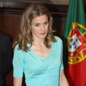 La princesse Letizia éclatante au côté de Felipe pour leur visite au Portugal