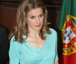 La princesse Letizia éclatante au côté de Felipe pour leur visite au Portugal