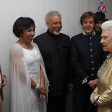 La reine Elizabeth II, escortée par Kylie Minogue, est allée en backstage à la rencontre des stars qui ont animé le concert de son jubilé de diamant, lundi 4 juin 2012 à Buckingham.