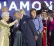 Sir Elton John applaudit le baise-main du prince Charles. La reine Elizabeth II a pu compter sur le meilleur des artistes du royaume, réunis par le Take That Gary Barlow, pour faire vibrer son jubilé de diamant lors du concert donné à Buckingham Palace le 4 juin 2012.
