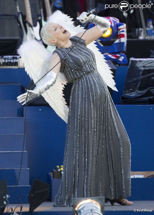 Annie Lennox telle un ange... 
 La reine Elizabeth II a pu compter sur le meilleur des artistes du royaume, réunis par le Take That Gary Barlow, pour faire vibrer son jubilé de diamant lors du concert donné à Buckingham Palace le 4 juin 2012.
