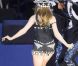  Kylie Minogue royalement sexy pour l'Union Jack et la reine Elizabeth II.  
 La reine Elizabeth II a pu compter sur le meilleur des artistes du royaume, réunis par le Take That Gary Barlow, pour faire vibrer son jubilé de diamant lors du concert donné à Buckingham Palace le 4 juin 2012. 