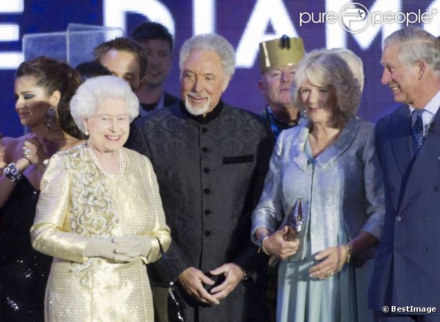 Sir Tom Jones avec la reine, le prince Charles et Camilla Parker Bowles. La reine Elizabeth II a pu compter sur le meilleur des artistes du royaume, réunis par le Take That Gary Barlow, pour faire vibrer son jubilé de diamant lors du concert donné à Buckingham Palace le 4 juin 2012.