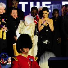 <p>Cheryl Cole, Tom Jones, Jools Holland, Paul McCartney... Toutes les stars se sont rassemblées autour de la reine et du prince Charles à l'issue du concert.</p>
<p>La reine Elizabeth II a été honorée par le meilleur des artistes du royaume, réunis par le Take That Gary Barlow, qui ont fait vibrer son jubilé de diamant lors du concert donné à Buckingham Palace le 4 juin 2012.</p>