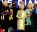  Cheryl Cole, Tom Jones, Jools Holland, Paul McCartney... Toutes les stars se sont rassemblées autour de la reine et du prince Charles à l'issue du concert. 
 La reine Elizabeth II a été honorée par le meilleur des artistes du royaume, réunis par le Take That Gary Barlow, qui ont fait vibrer son jubilé de diamant lors du concert donné à Buckingham Palace le 4 juin 2012. 
