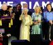  Cheryl Cole, Tom Jones, Jools Holland, Paul McCartney... Toutes les stars se sont rassemblées autour de la reine et du prince Charles à l'issue du concert. 
 La reine Elizabeth II a été honorée par le meilleur des artistes du royaume, réunis par le Take That Gary Barlow, qui ont fait vibrer son jubilé de diamant lors du concert donné à Buckingham Palace le 4 juin 2012. 