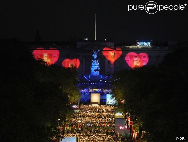 Un des moments les plus marquants du concert du jubilé : Madness interprétant  Our House  sur le toit de Buckingham pendant que des coeurs tapissent les murs du palais... 
 La reine Elizabeth II a été honorée par le meilleur des artistes du royaume, réunis par le Take That Gary Barlow, qui ont fait vibrer son jubilé de diamant lors du concert donné à Buckingham Palace le 4 juin 2012.