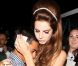Un fan dans les bras de Lana Del Rey qui arrive à l'El Rey Theater où elle donnera le dernier de ses trois concerts de Los Angeles, le 5 juin 2012.