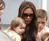 Victoria Beckham : Stylée avec Harper alors que David pense à d'autres bébés