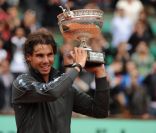 Rafael Nadal peut soulever la Coupe des Mousquetaires le 11 juin 2012 après avoir décroché un septième titre à Roland-Garros après avoir battu Novak Djokovic (6-4, 6-3, 2-6, 7-5)
