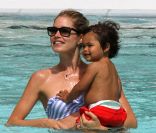 Le top Doutzen Kroes a profité d'une journée de détente avec son adorable fils Phyllon sous le soleil de Miami. Le 19/09/12