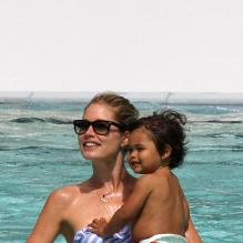 Le top Doutzen Kroes a profité d'une journée de détente avec son adorable fils Phyllon sous le soleil de Miami. Le 19/09/12