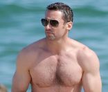 Hugh Jackman exhibe ses muscles saillants durant une journée à la plage à Barcelone. Le 20 juin 2012.