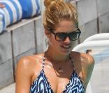 Doutzen Kroes se détend près de la piscine de l'hôtel Fontainebleau à Miami. Le 21 juin 2012.