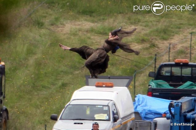 Angelina Jolie s'envole sur le tournage du film  Maleficent . Le 26 juin 2012 en Angleterre.