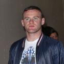 Wayne Rooney, le regard vide, débarque à Los Angeles avec sa douce Coleen