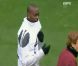 Mario Balotelli ne parvient pas à enfiler son chasuble...