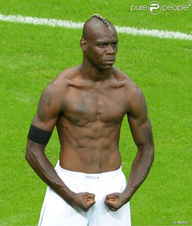 Mario Balotelli après son deuxième but face à l'Allemagne en demi-finale de l'Euro 2012 à Varsovie le 28 juin 2012