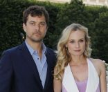 Diane Kruger et Joshua Jackson à la présentation de la collection Berluti Printemps-Ete 2013 au Palais Royal, à Paris, le 29 juin 2012.