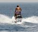 Lapo Elkann se baigne auprès d'un bateau (île de Pantelleria le 29 juin 2012)