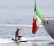 Lapo Elkann se baigne auprès d'un bateau (île de Pantelleria le 29 juin 2012)