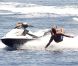 Lapo Elkann se baigne auprès d'un bateau (île de Pantelleria le 29 juin 2012)