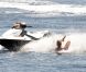 Lapo Elkann se baigne auprès d'un bateau (île de Pantelleria le 29 juin 2012)