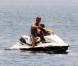 Lapo Elkann se baigne auprès d'un bateau (île de Pantelleria le 29 juin 2012)
