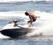 Lapo Elkann se baigne auprès d'un bateau (île de Pantelleria le 29 juin 2012)