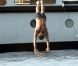 Lapo Elkann se baigne auprès d'un bateau (île de Pantelleria le 29 juin 2012)