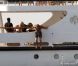 Lapo Elkann se baigne auprès d'un bateau (île de Pantelleria le 29 juin 2012)