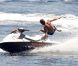 Lapo Elkann se baigne auprès d'un bateau (île de Pantelleria le 29 juin 2012)