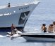 Lapo Elkann se baigne auprès d'un bateau (île de Pantelleria le 29 juin 2012)