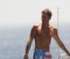 Lapo Elkann se baigne auprès d'un bateau, sur l'île de Pantelleria le 29 juin 2012