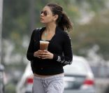 Mila Kunis, incognito dans les rues de Los Angeles se rend à son cours de Pilates. Le 5 juillet 2012