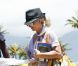 Britney Spears, sourire aux lèvres, arrive à l'aéroport de Maui, le vendredi 6 juillet 2012 pour rentrer à Los Angeles.