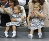 Charlene Riva et Myla Rose, les jumelles de Roger Federer, ont assisté au triomphe de leur papa à Wimbledon le 8 juillet 2012 en compagnie de leur maman Mirka et leur grand-mère Lynette