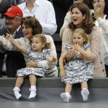 Charlene Riva et Myla Rose, les jumelles de Roger Federer, ont assisté au triomphe de leur papa à Wimbledon le 8 juillet 2012 en compagnie de leur maman Mirka et leur grand-mère Lynette