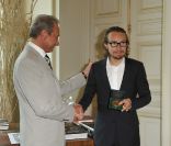 Lorànt Deutsch reçoit la médaille de Vermeil de la Ville de Paris le 4 juin 2010 en présence du maire Bertrand Delanoë.