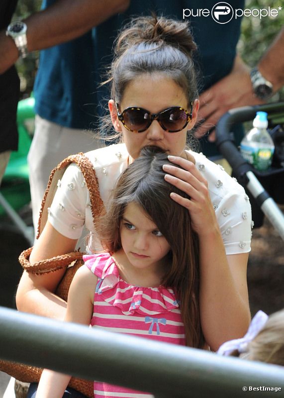 Katie Holmes, sa fille Suri et sa mère Kathleen se sont rendues au zoo de New York, le 11 juillet 2012 - Katie Holmes est toujours aussi proche de Suri