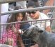 Katie Holmes, sa fille Suri et sa mère Kathleen se sont rendues au zoo de New York, le 11 juillet 2012 - Suri Cruise donne à manger à un mouton