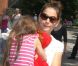Katie Holmes, sa fille Suri et sa mère Kathleen se sont rendues au zoo de New York, le 11 juillet 2012 - Suri et sa poupée dans les bras de sa maman