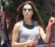 Eva Longoria s'arrête dans une station service pour faire le plein de sa Bentley. Culver City, le 14 juillet 2012.