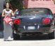 Eva Longoria s'arrête dans une station service pour faire le plein de sa Bentley. Culver City, le 14 juillet 2012.