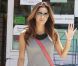 Eva Longoria, habillée d'une maxi-robe grise, d'un sac Coach et de compensées Christian Louboutin, quitte une station service après avoir fait le plein de sa Bentley. Culver City, le 14 juillet 2012.