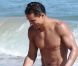 Eva Longoria en pleine discussion avec Courtney Mazza à Malibu, pendant que Mario Lopez s'amuse dans l'eau. Le 15 juillet 2012.