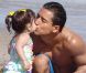 Mario Lopez et sa fille Gia s'amusent sur la plage à Malibu. Le 15 juillet 2012.