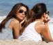 Eva Longoria et Courtney Laine Mazza en pleine discussion sur une plage à Malibu. Le 15 juillet 2012.