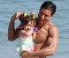 Mario Lopez et sa fille Gia s'amusent sur la plage à Malibu. Le 15 juillet 2012.